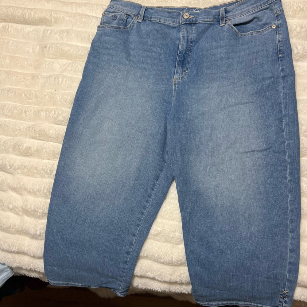 Gloria Vanderbilt Slimming Light Blue Relaxed Capri Jeans
